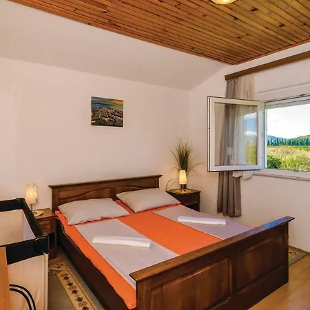 Two-bedroom Holiday In Opuzen *