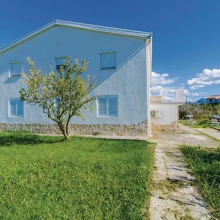 Two-bedroom Holiday In Opuzen