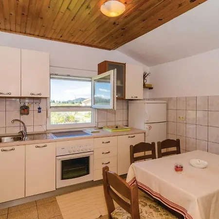 Holiday home Two-bedroom Holiday In Opuzen